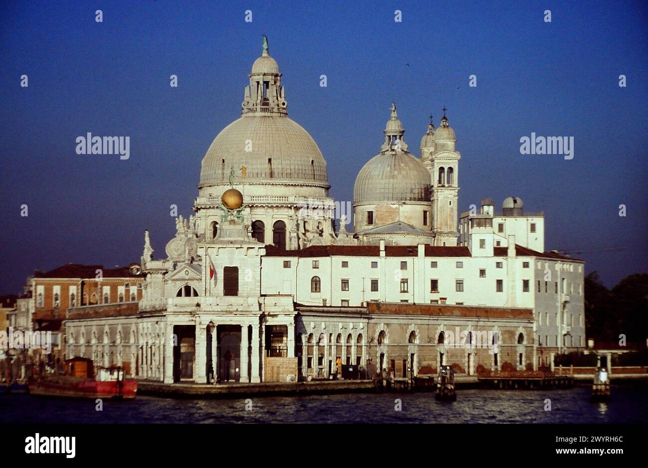 Blick auf die Kirche Sta. Maria della Salute an der Muendung des Canale Grande en Venedig Blick von MS Casanova Venedig auf Sta. Maria della Saute *** Vista de la iglesia de Sta. Maria della Salute en la desembocadura del Gran Canal en Venecia Vista de Sta. Maria della Saute desde MS Casanova Venecia Foto de stock