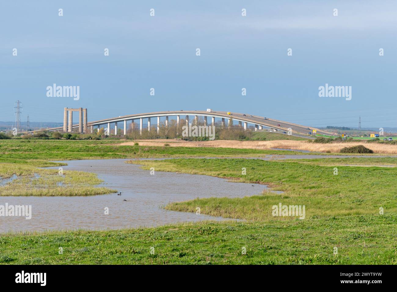 El Sheppey Crossing, un puente de carretera que conecta la isla de Sheppey con la parte continental de Kent, Inglaterra, Reino Unido Foto de stock