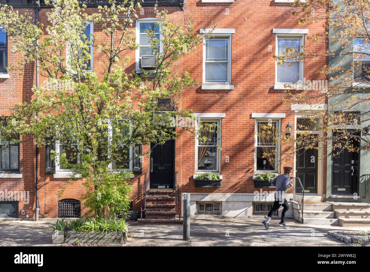 Corredor en la acera frente a casas de fila, barrio de Fitlers Square, Filadelfia, Pensilvania, EE.UU Foto de stock