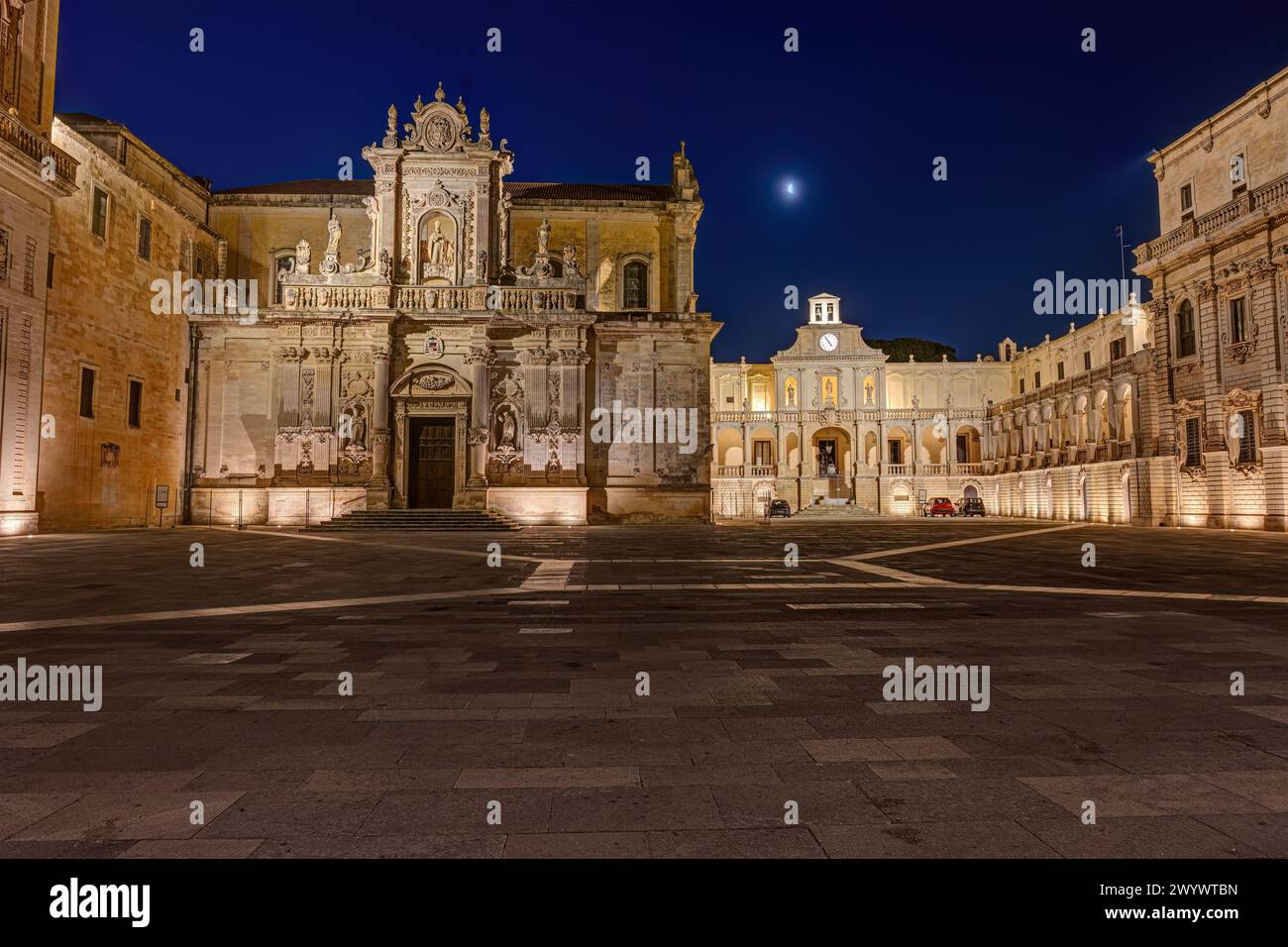 La hermosa Piazza del Duomo en Lecce, Italia, por la noche Foto de stock