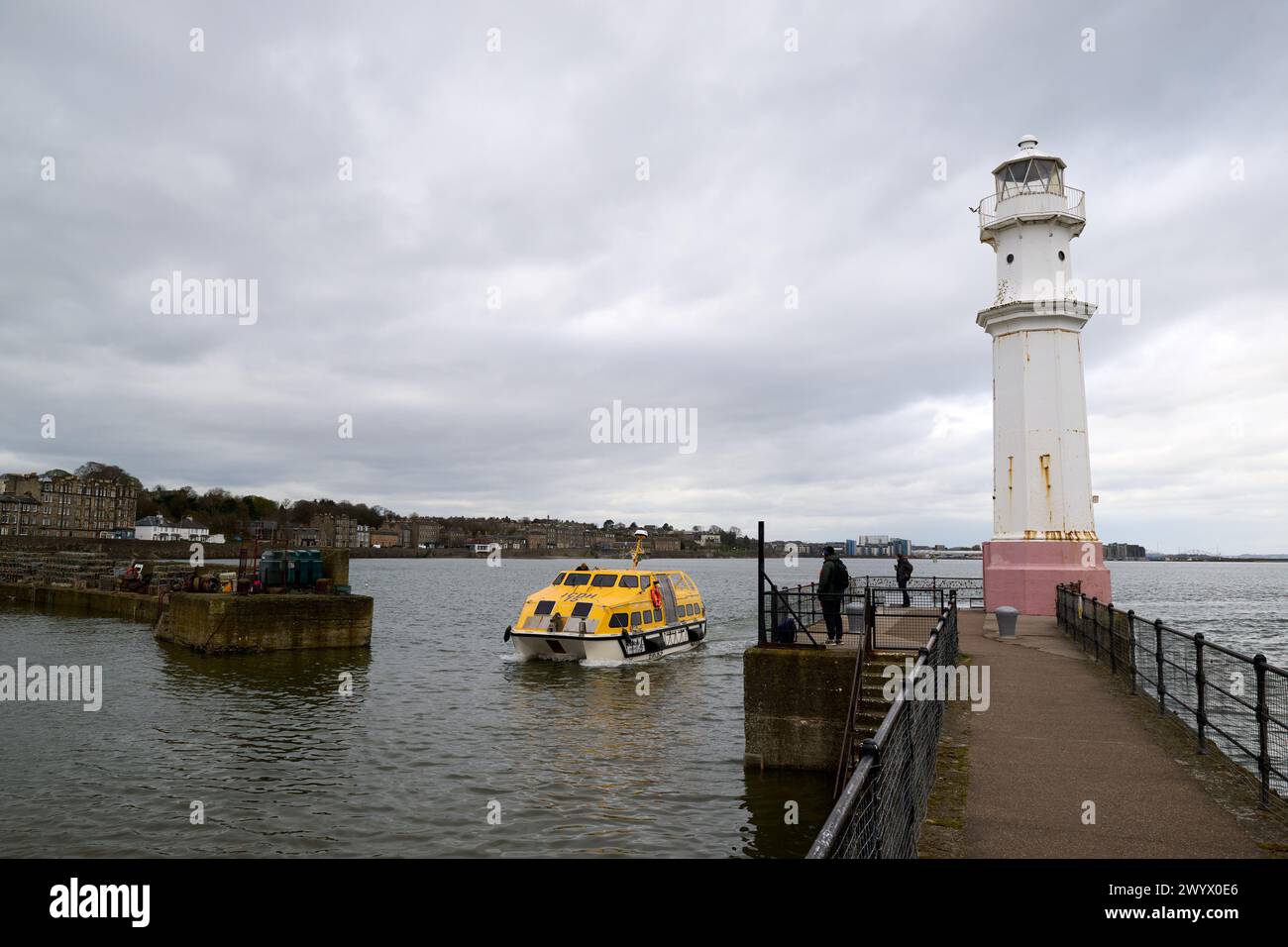 Edimburgo Escocia, Reino Unido 08 de abril de 2024. Un tenderat Newhaven Harbour traslada pasajeros desde el Crucero AIDAdiva. crédito sst/alamy noticias en vivo Foto de stock