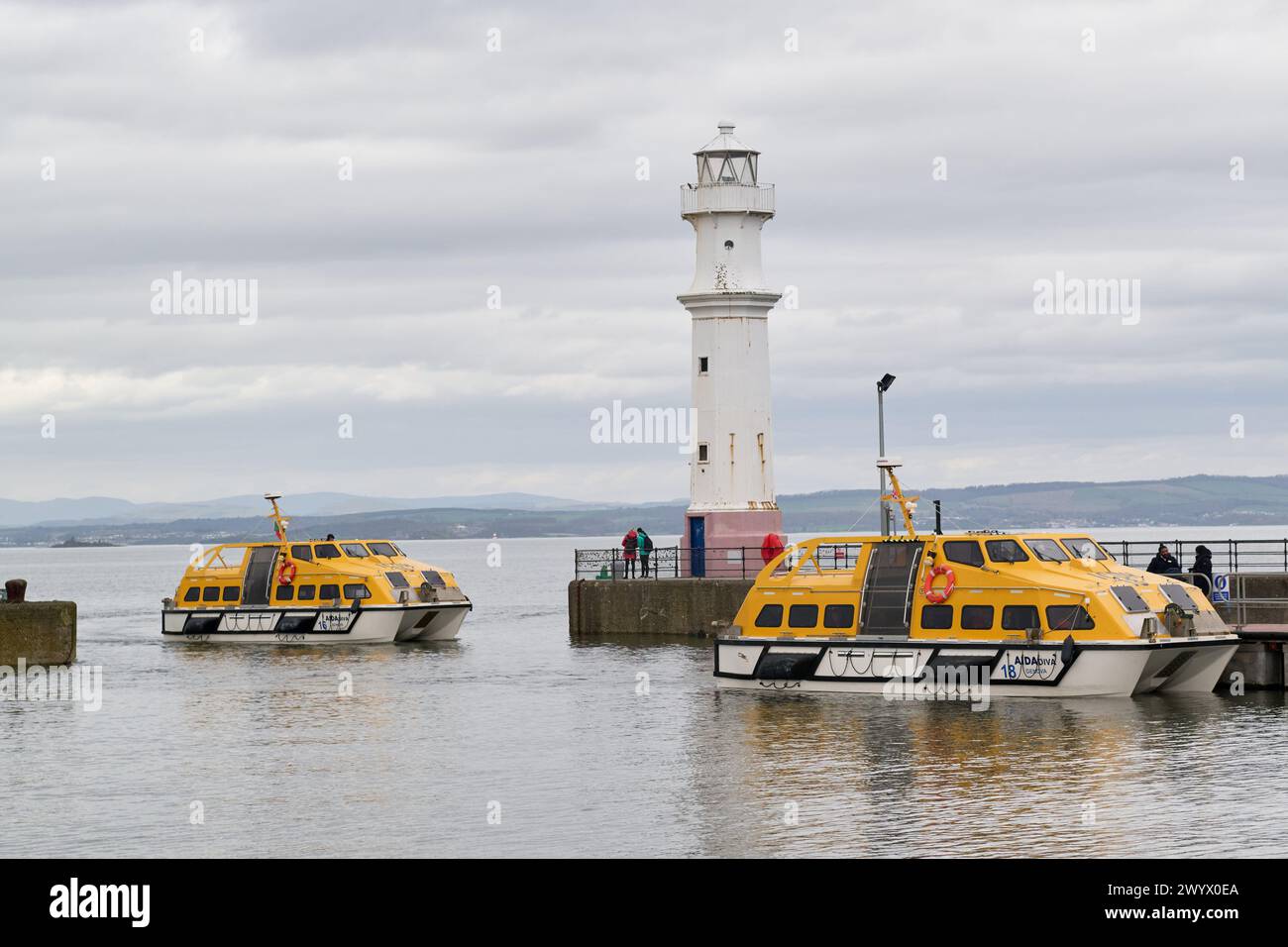 Edimburgo Escocia, Reino Unido 08 de abril de 2024. Un tenderat Newhaven Harbour traslada pasajeros desde el Crucero AIDAdiva. crédito sst/alamy noticias en vivo Foto de stock