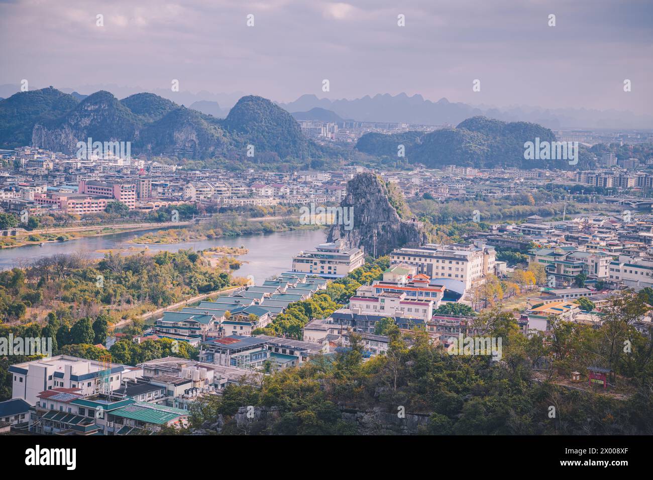 Paisajes kársticos únicos y espectaculares en yangshuo, guilin, China. Copiar espacio para el texto Foto de stock