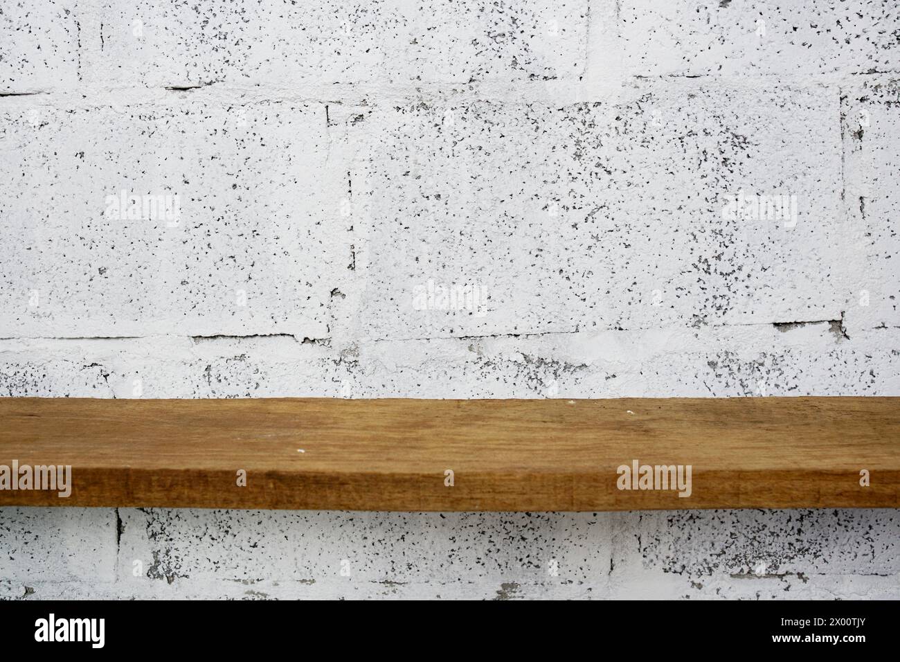 Estantes de madera sobre fondo de pared de hormigón blanco para la exhibición Foto de stock