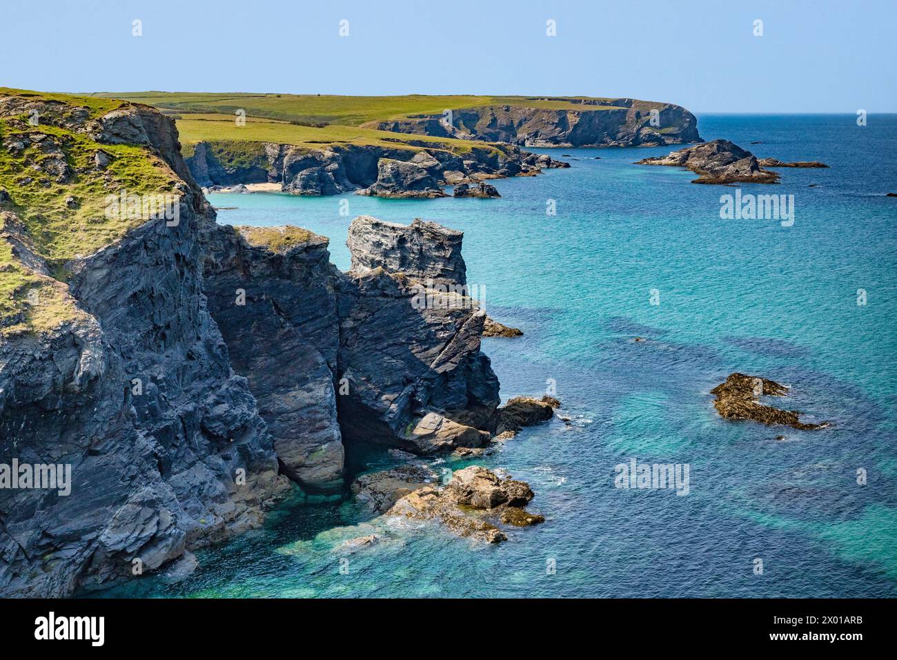 Islas Trescore cerca de Porthcothan, Cornualles, Reino Unido, que se puede acceder a través de la playa en la marea baja. Foto de stock