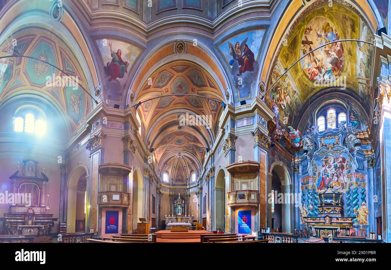 LOCARNO, SUIZA - 26 DE MARZO de 2022: El gran panorama de la Iglesia de Sant'Antonio, decorado con capillas laterales con frescos, relicarios, esculturas y st Foto de stock
