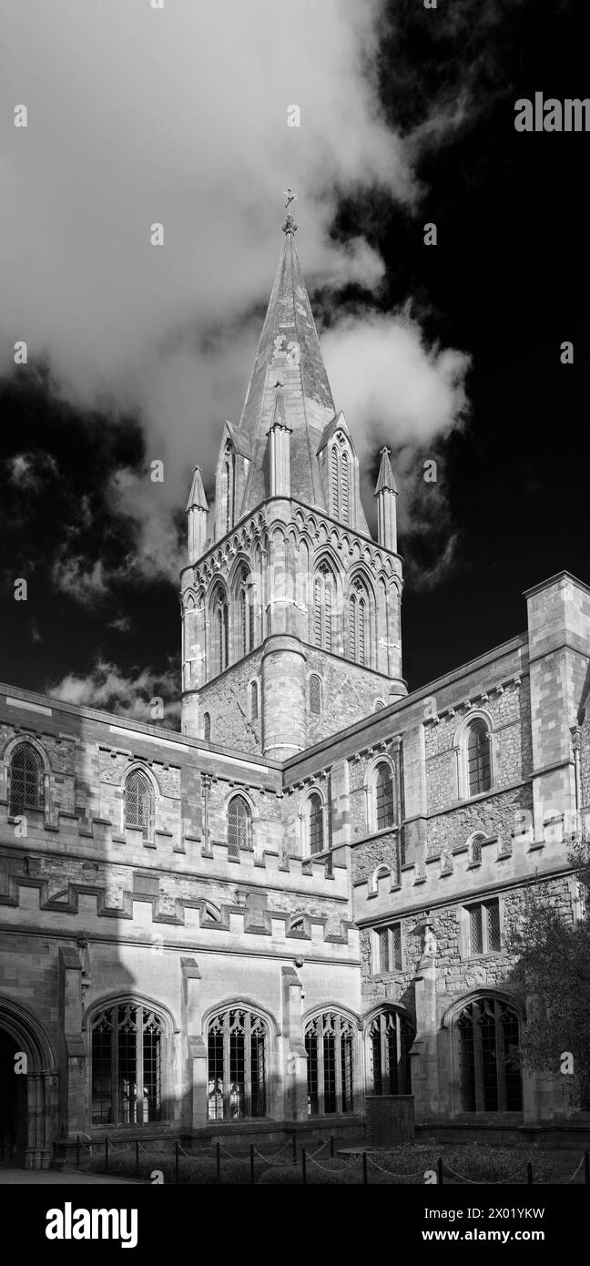 Torre de la catedral de la iglesia de Cristo y campanario del claustro en el colegio de la Iglesia de Cristo, Universidad de Oxford, Inglaterra. Foto de stock