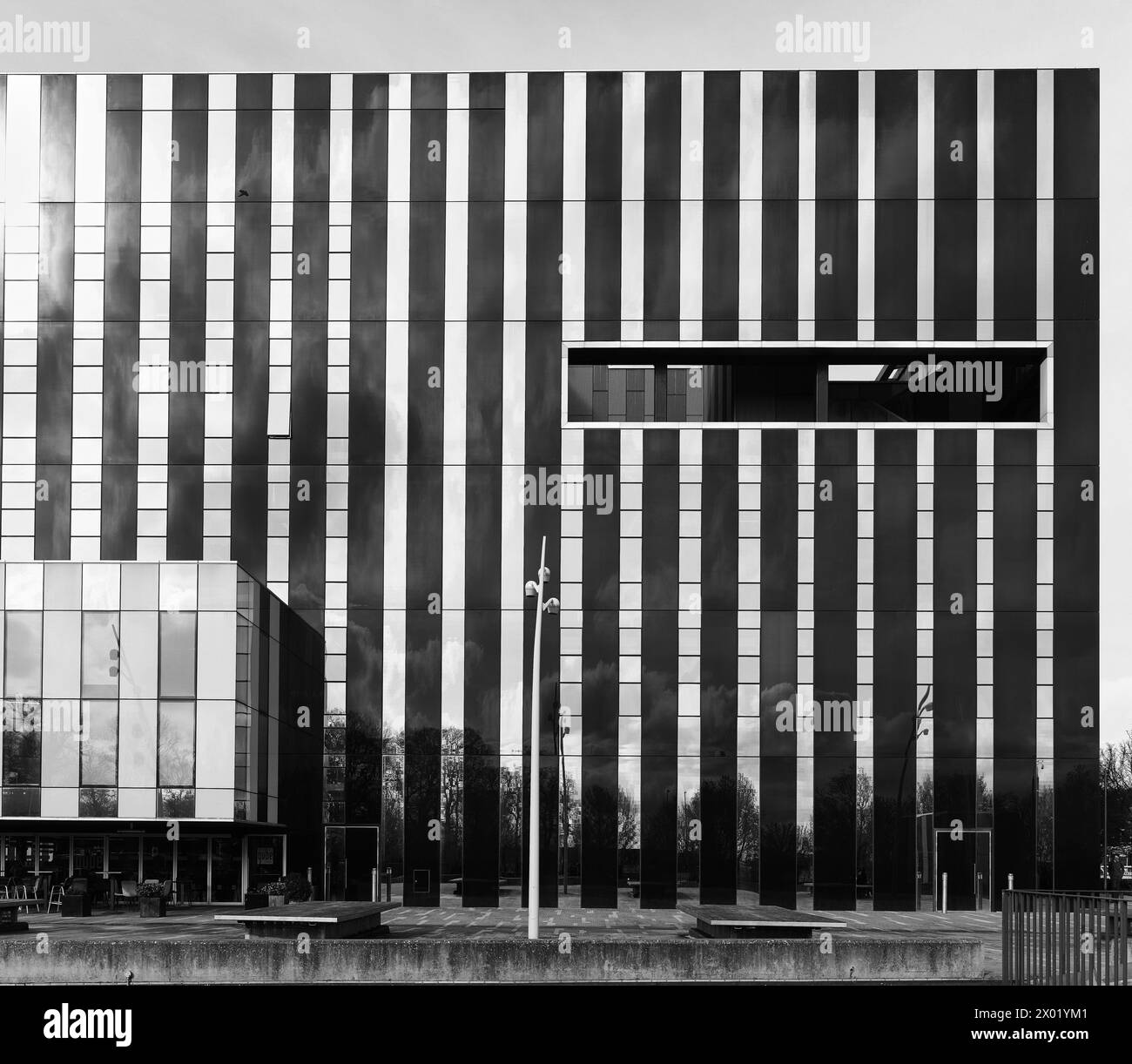 Cube oficinas del gobierno local en el complejo comercial en el centro de la ciudad de Corby, Inglaterra. Foto de stock