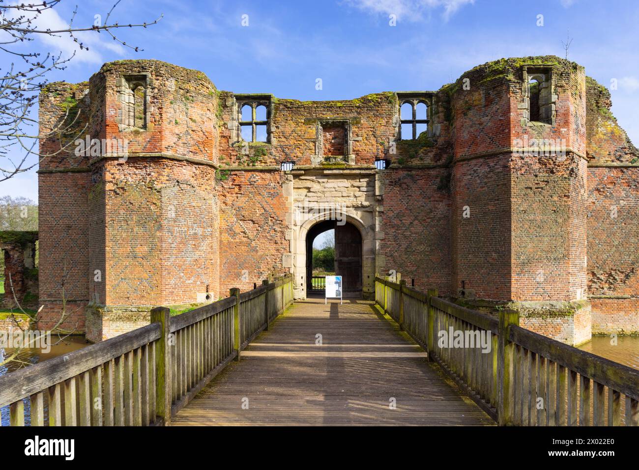 Kirby Muxloe Castle Gatehouse Moat y puente levadizo Kirby Muxlow Leicestershire Inglaterra Reino Unido GB Europa Foto de stock