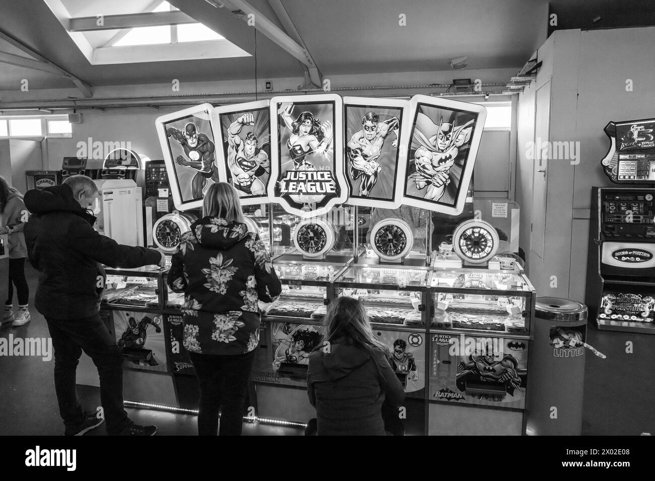 Juegos de arcade y jugadores en Teignmouth Pier, Devon, Reino Unido. Fotografía en blanco y negro. Foto de stock