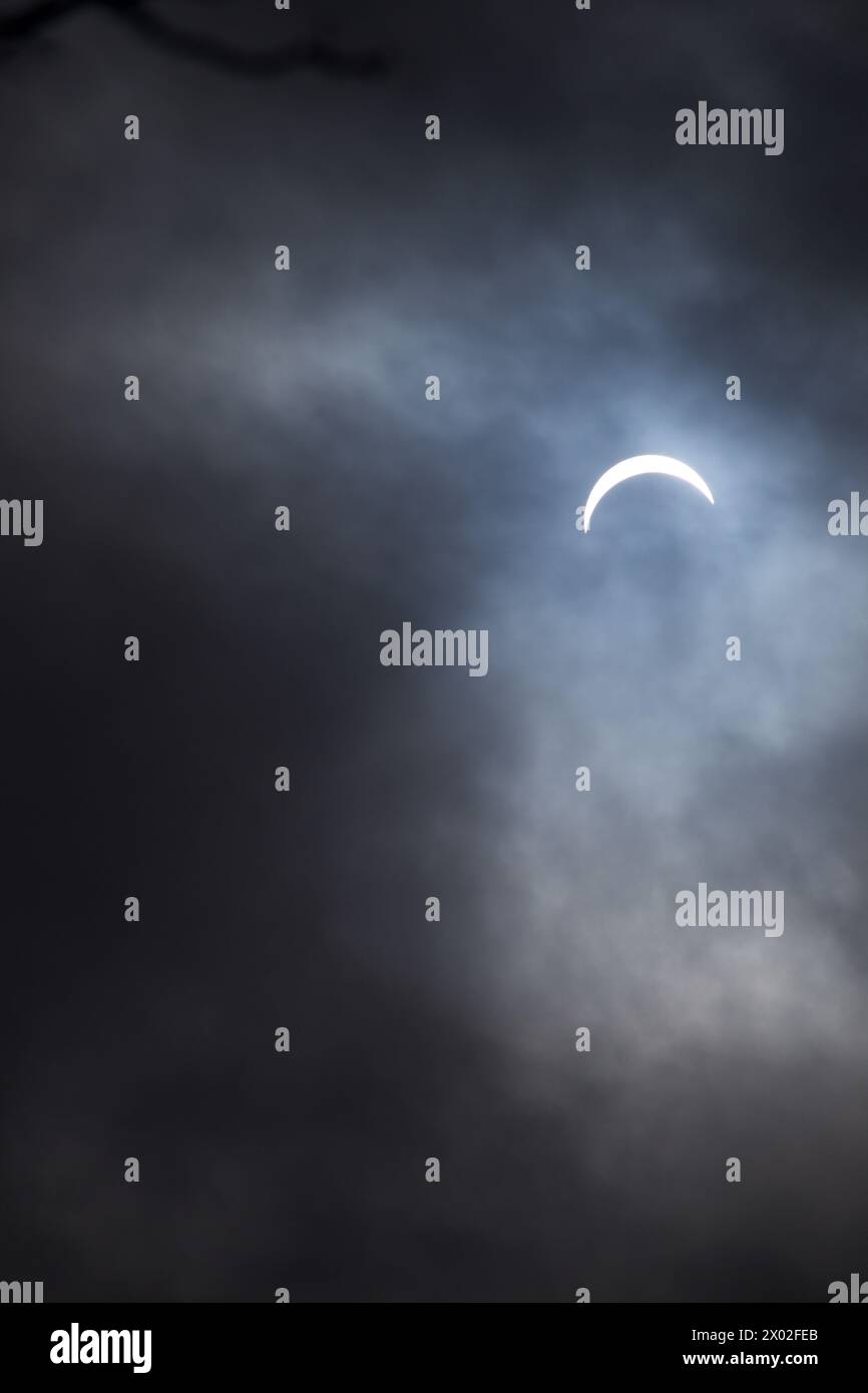 Eclipse solar 8 de abril de 2024 tomada en la región de Durham a las afueras de Toronto, Ontario, pocos minutos antes y después de la totalidad. Capturado durante la cubierta de nubes. Foto de stock