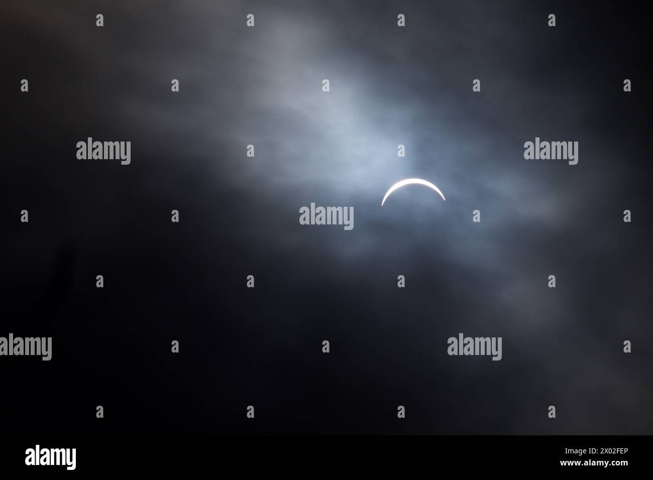 Eclipse solar 8 de abril de 2024 tomada en la región de Durham a las afueras de Toronto, Ontario, pocos minutos antes y después de la totalidad. Capturado durante la cubierta de nubes. Foto de stock