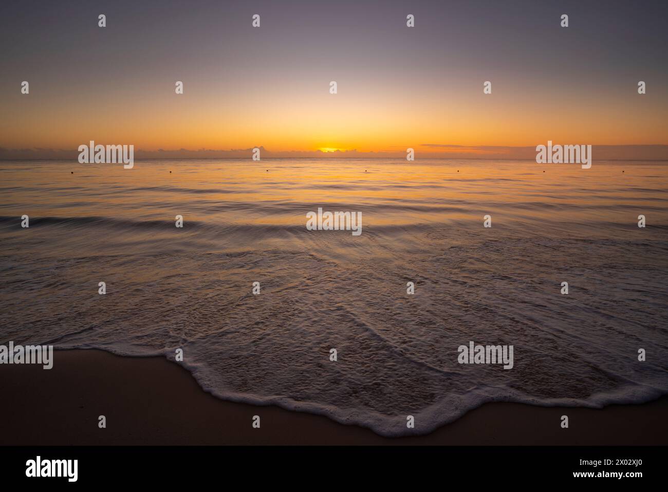Vista del amanecer y la playa cerca de Puerto Morelos, Costa Caribe, Península de Yucatán, México, América del Norte Foto de stock