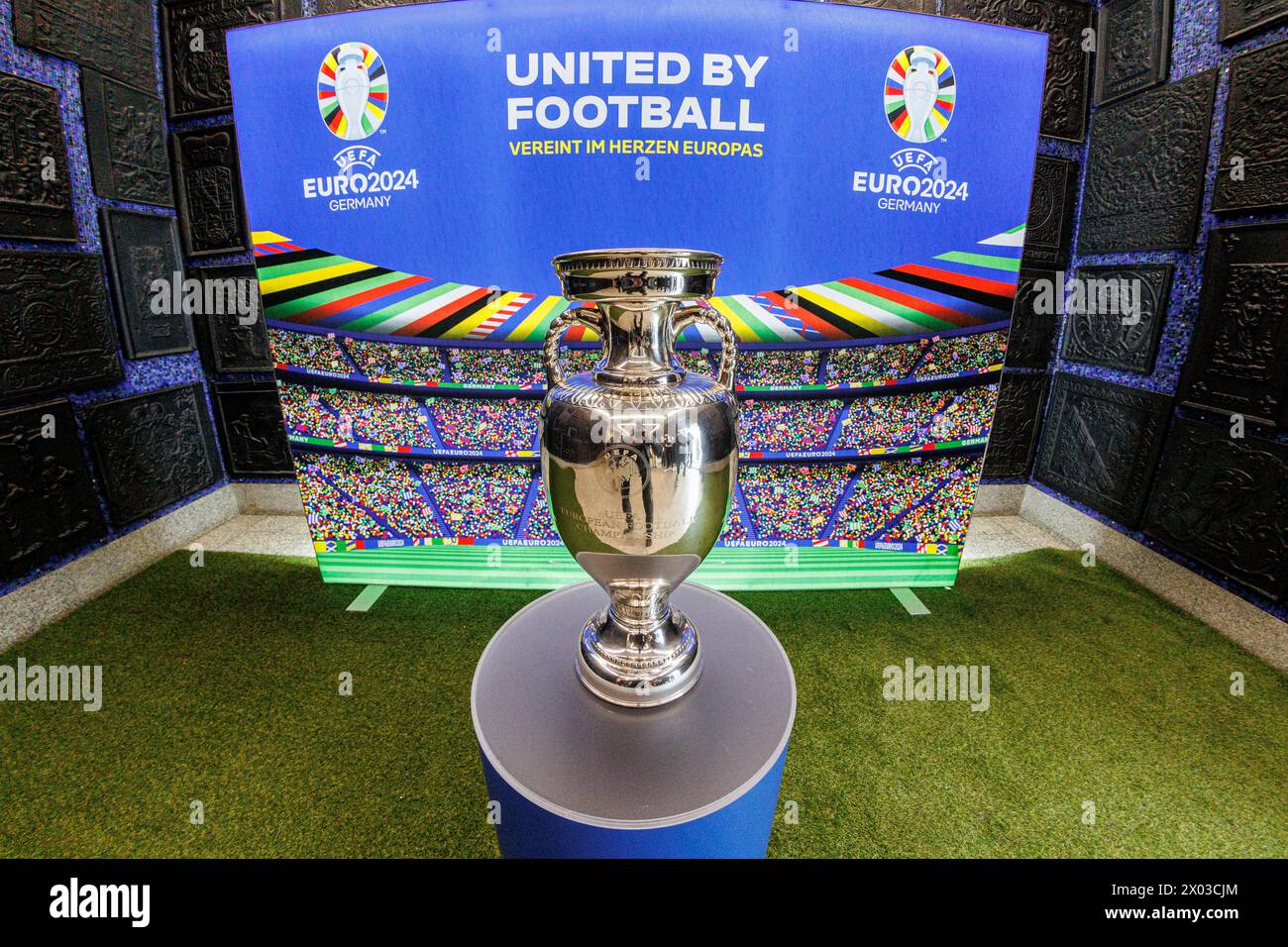 09.04.2024. Düsseldorf. IM Rahmen der 'Trophy Tour' zur UEFA EURO 2024 Reist der EURO-Siegerpokal Durch alle zehn Ausrichterstädte. Foto de stock