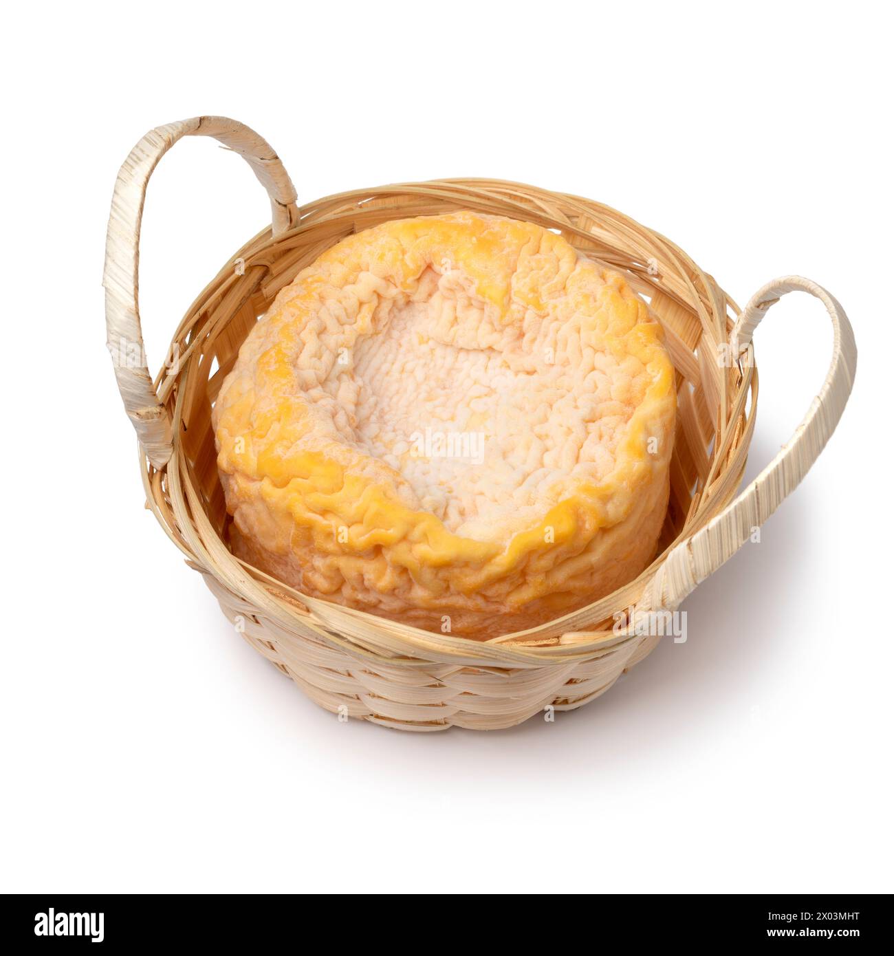 Solo queso francés Langres refinado con champán en una cesta de cerca aislado sobre fondo blanco Foto de stock