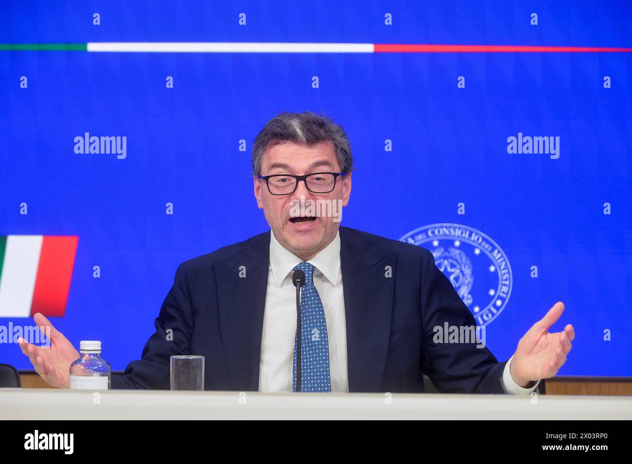 Italia, Roma, 9 de abril de 2024: Giancarlo Giorgetti, Ministro de Economía y Finanzas, se reúne con la prensa después del Consejo de Ministros Foto © Stefano Carofei/Sintesi/Alamy Live News Foto de stock