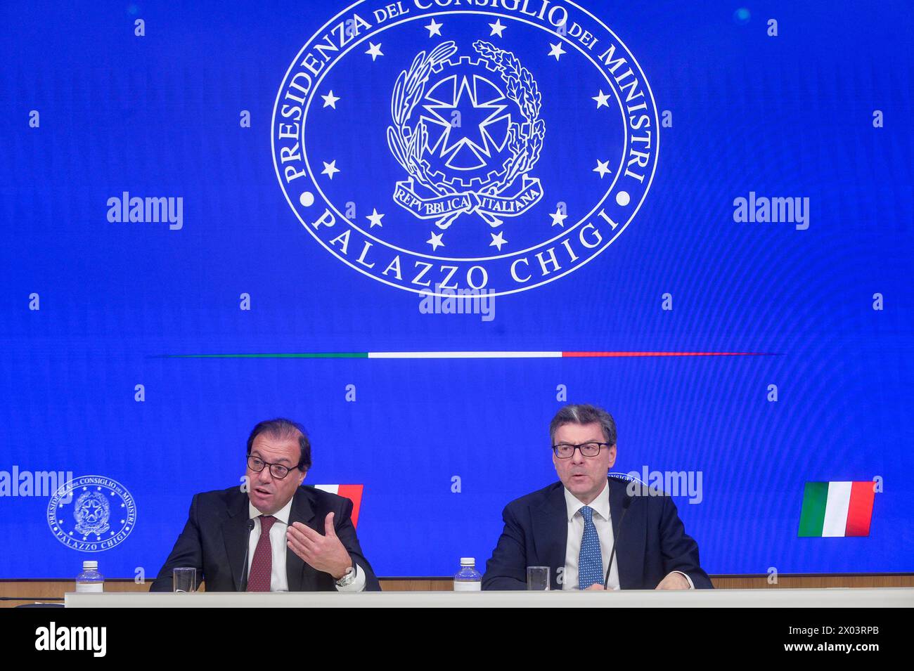 Italia, Roma, 9 de abril de 2024 : Giancarlo Giorgetti, Ministro de Economía y Finanzas, se reúne con la prensa después del Consejo de Ministros, en la imagen con Maurizio Leo, Viceministro de Economía y Finanzas Foto © Stefano Carofei/Sintesi/Alamy Live News Foto de stock