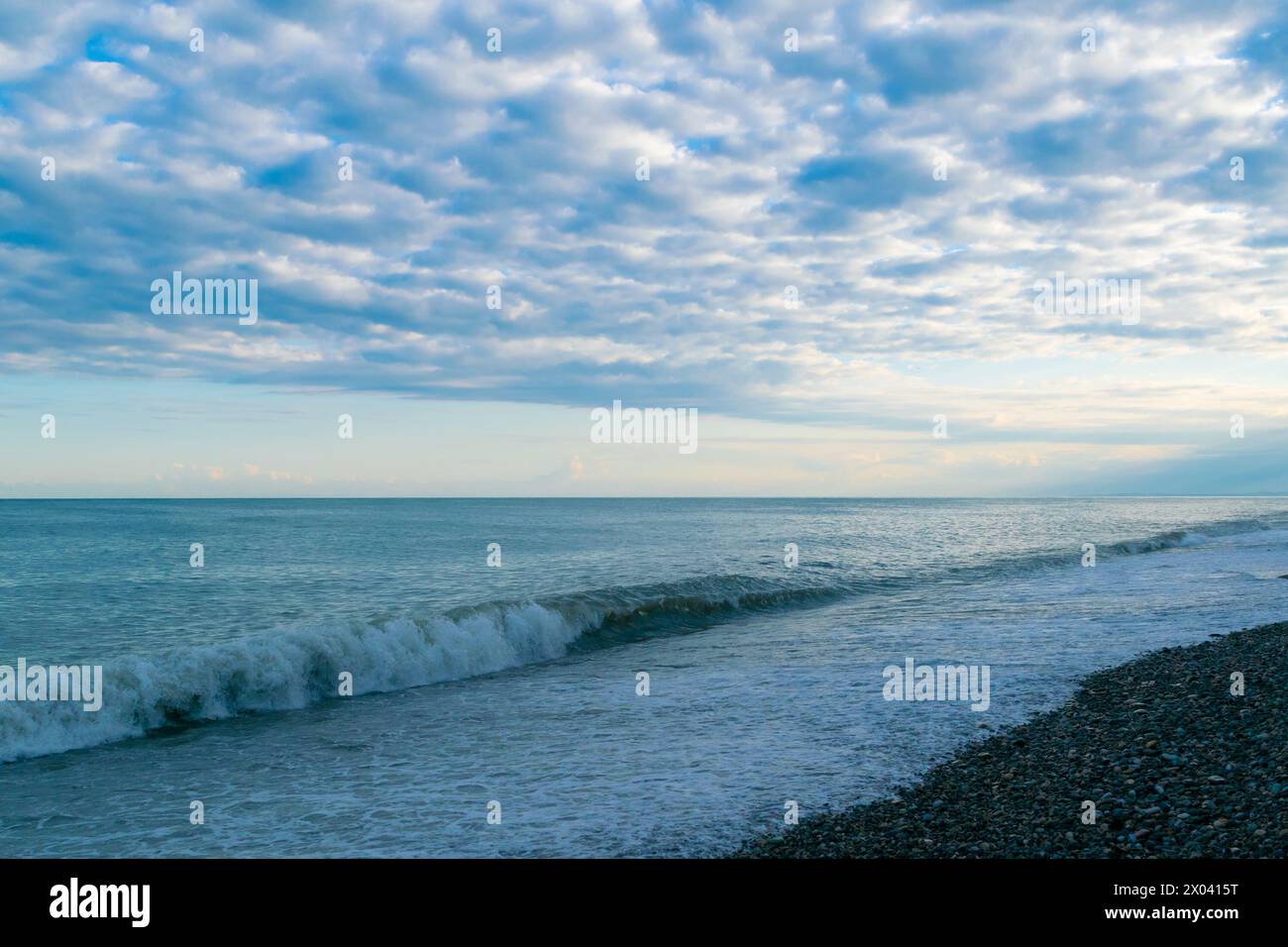 Crepúsculo de la mañana en el mar. Azul mar y cielo. Comienzo del día. Foto de stock