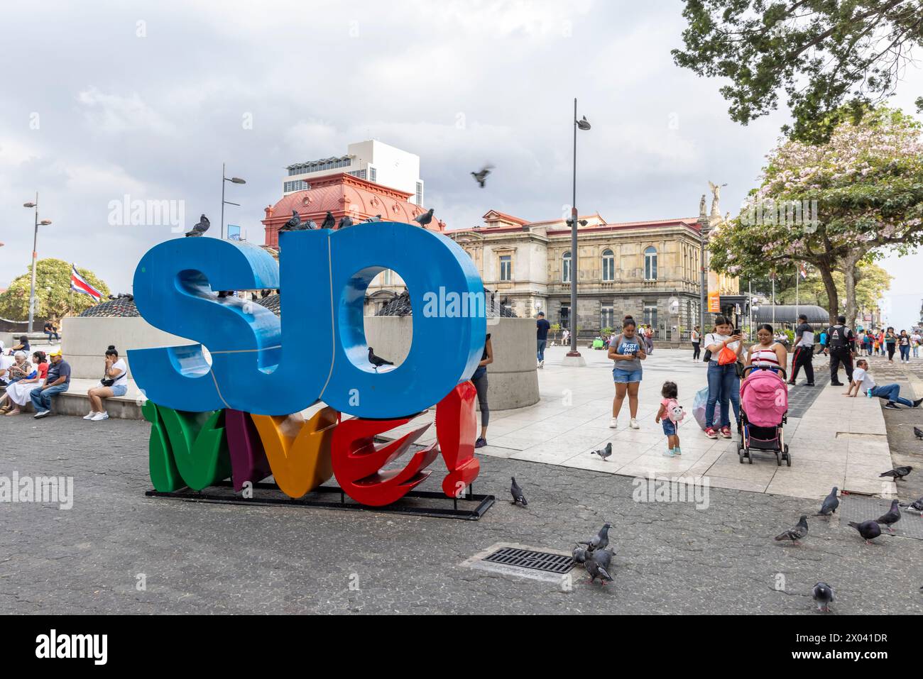 San José, Costa Rica -26 de marzo de 2024: Cartel colorido en vivo de San José en la Plaza de la Cultura en la ciudad capital de San José de Costa Rica Foto de stock