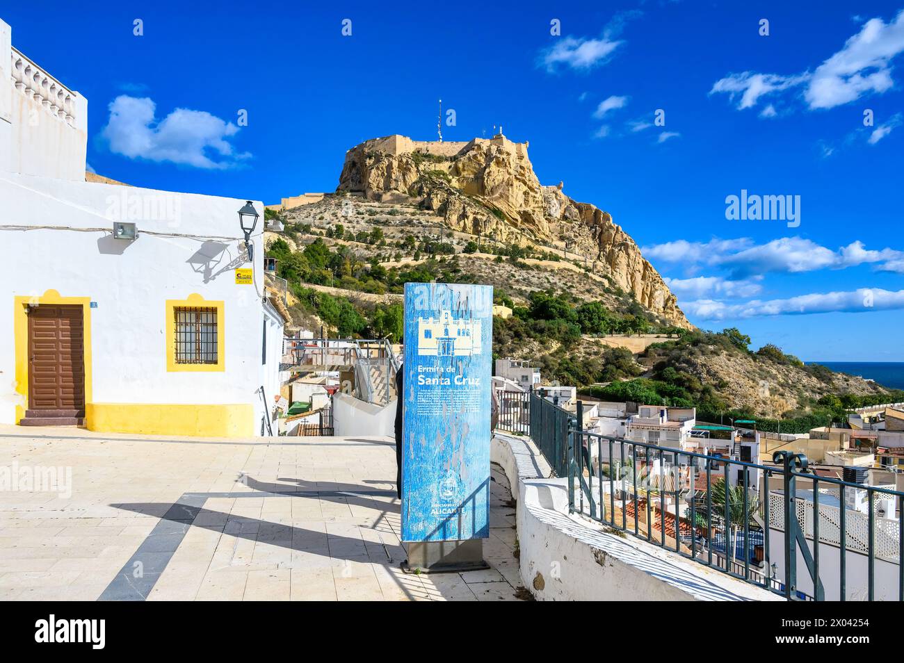 El fuerte del castillo de Santa Bárbara desde un punto de observación en el distrito de Santa Cruz, Alicante, España Foto de stock