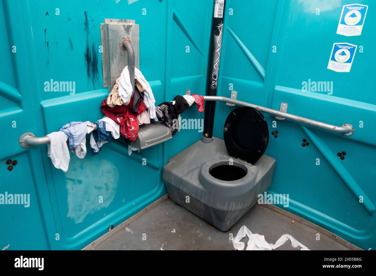El interior de un biffy al aire libre con el lavado de alguien colgando para secar. Tal vez una lavandería para personas sin hogar. Minneapolis Minnesota MN EE.UU. Foto de stock