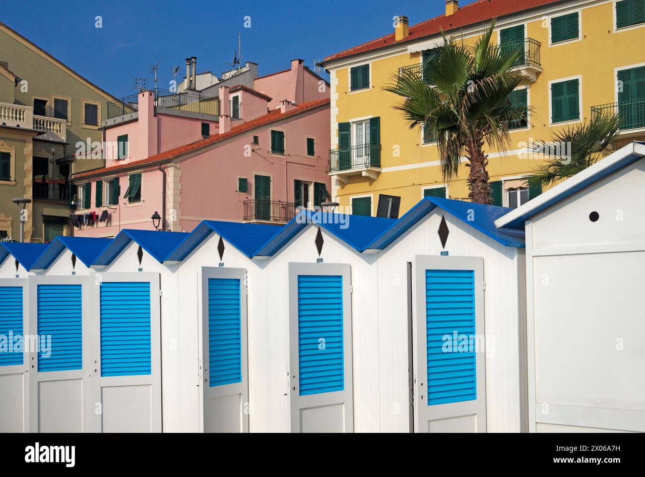 Cabañas de playa y casas tradicionales en Celle Ligure, Liguria, Italia Foto de stock