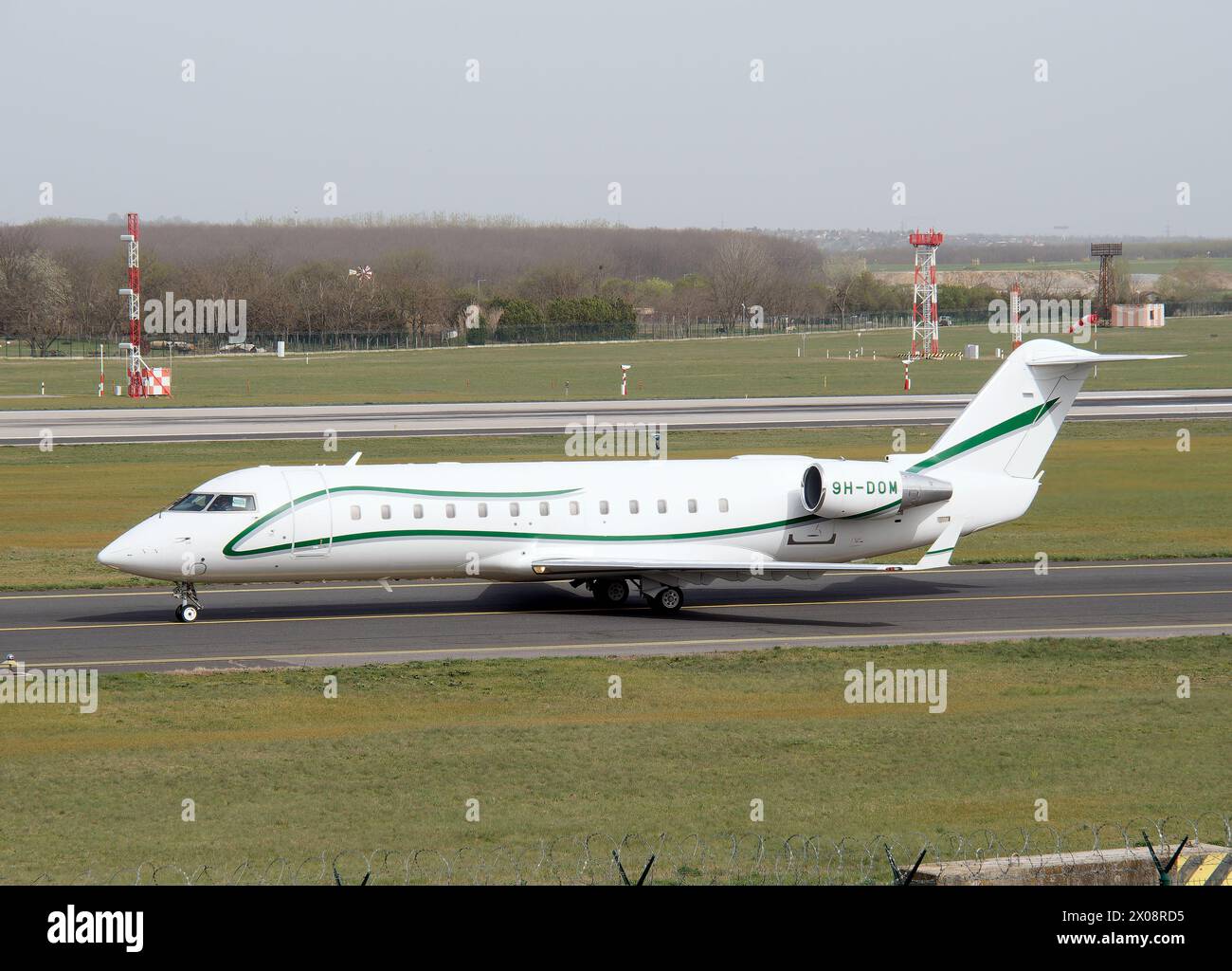 AvMax Airlines, Bombardier CRJ-100ER avión, Cargo hill, Budapest, Hungría, Magyarország, Europa Foto de stock