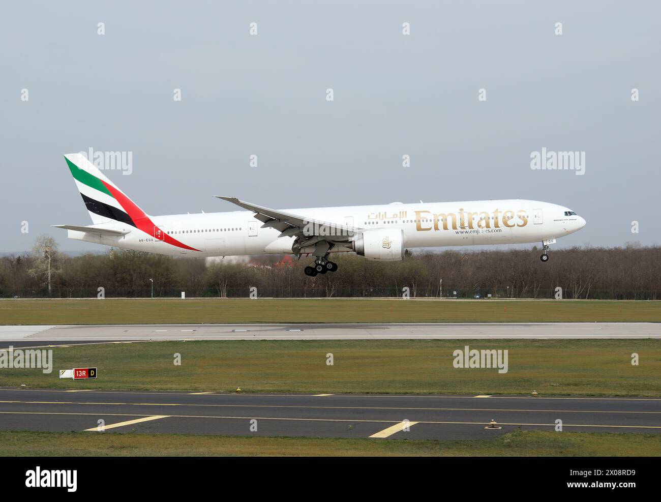 Emirates, (es la aerolínea más grande de los Emiratos Árabes Unidos), Boeing 777-300 avión, Cargo hill, Budapest, Hungría, Magyarország, Europa Foto de stock