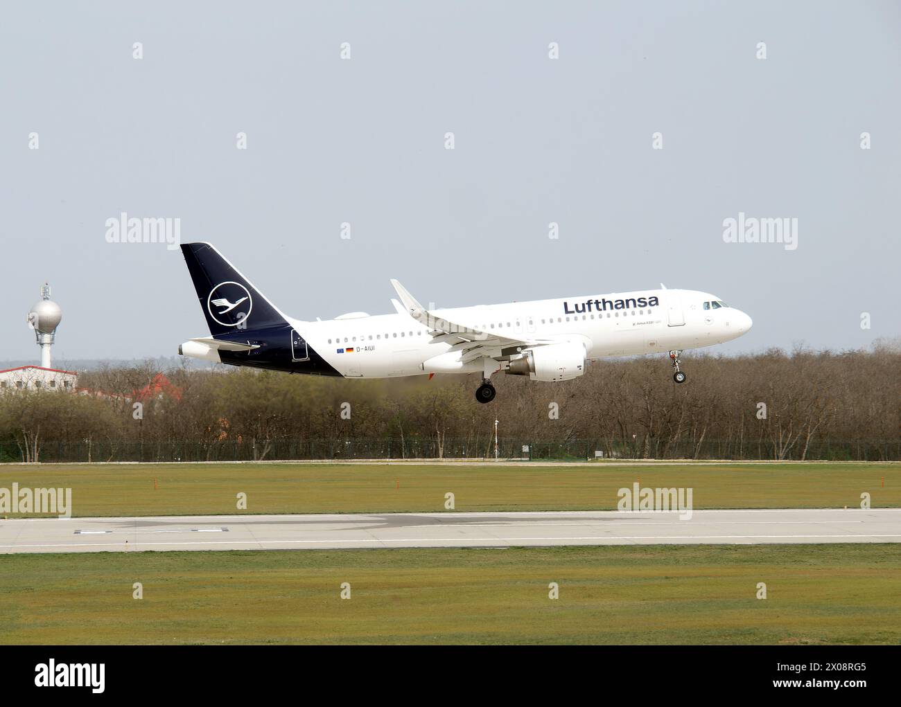 Lufthansa (es la aerolínea alemana más grande), Airbus A320-200, Cargo hill, Budapest, Hungría, Magyarország, Europa Foto de stock