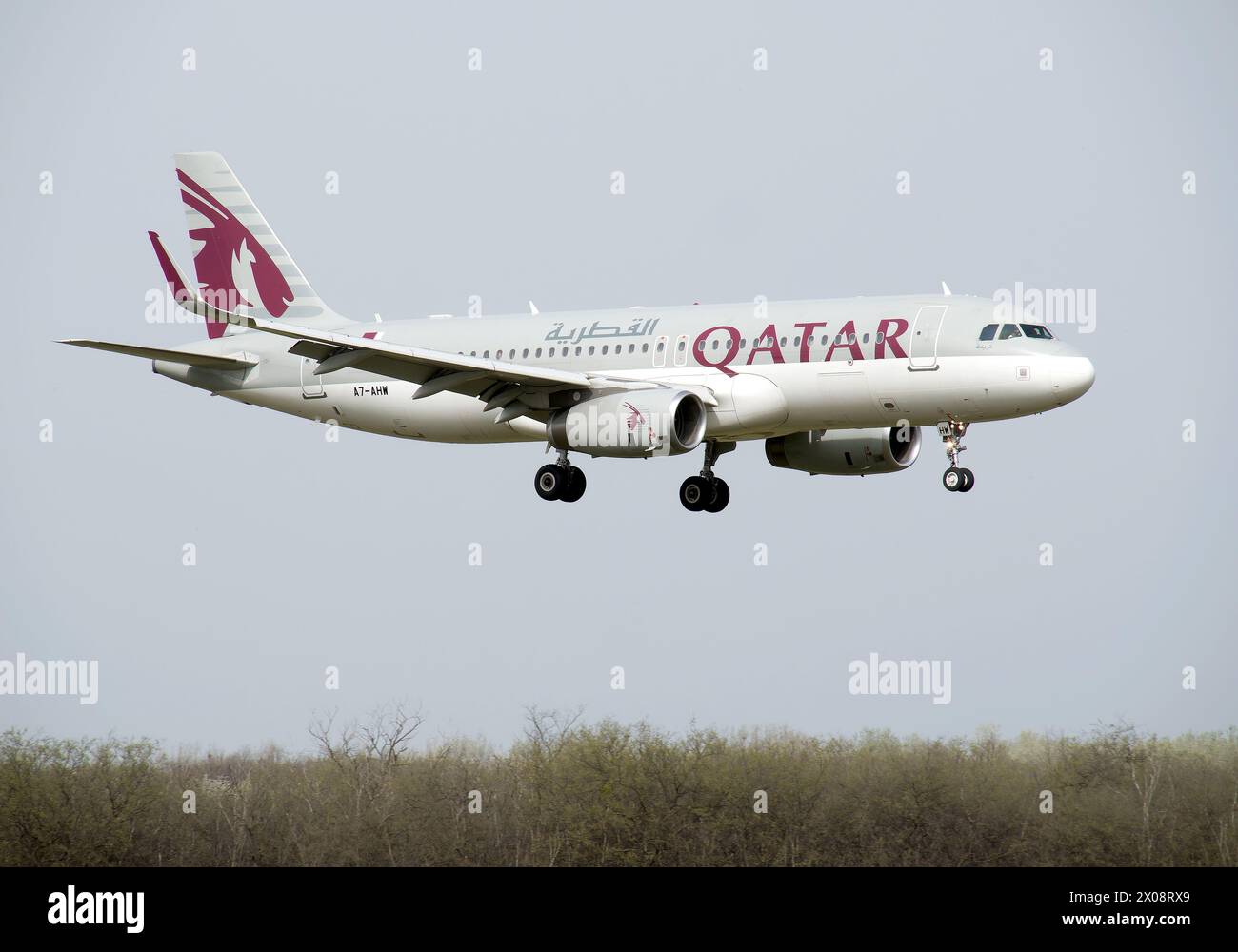 Qatar Airways (es la aerolínea estatal de bandera de Qatar), Airbus A320-232, Cargo hill, Budapest, Hungría, Magyarország, Europa Foto de stock