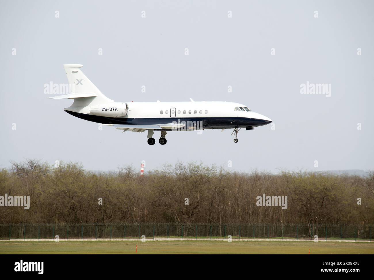 MasterJet airline, Dassault Falcon 2000 airplane, Cargo hill, Budapest, Hungría, Magyarország, Europa Foto de stock