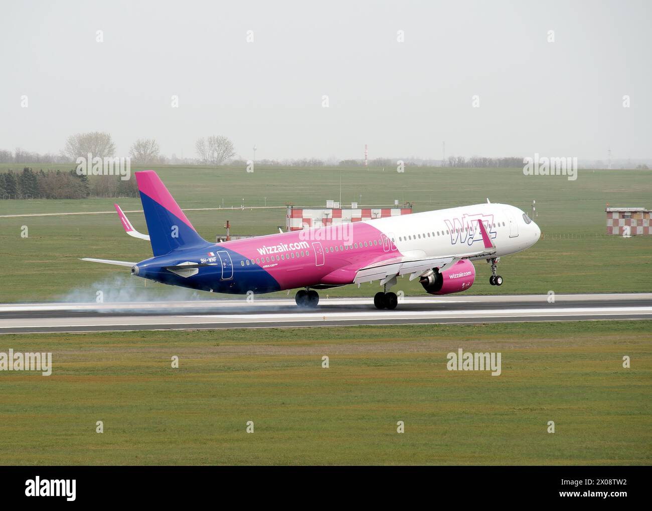 Wizz Air (es una aerolínea húngara de ultra bajo coste con sede en Budapest), Airbus A321 Neo Airplane, Cargo hill, Budapest, Hungría, Europa Foto de stock