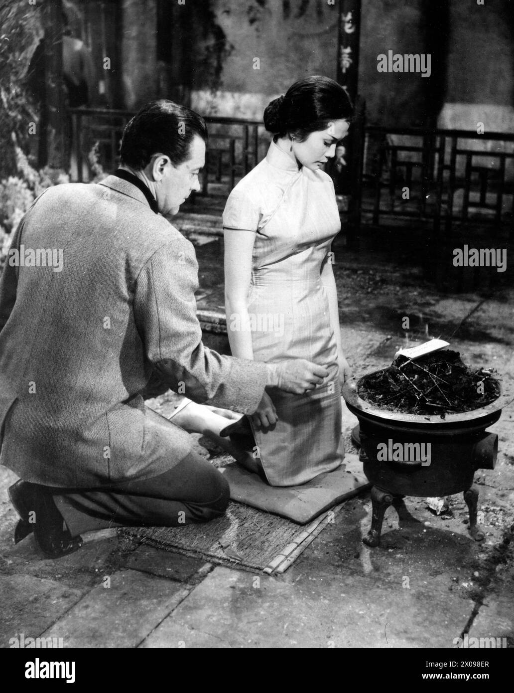 William Holden, Nancy Kwan, en el set de la película, 'El mundo de Suzie Wong', Paramount Pictures, 1960 Foto de stock