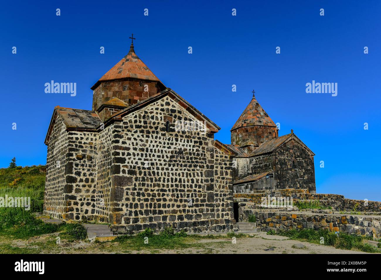 Las iglesias de Surp Arakelots y Surp Astvatsatsin en el complejo monástico Sevanavank del siglo IX, la península de Sevan, el lago Sevan, Armenia Foto de stock