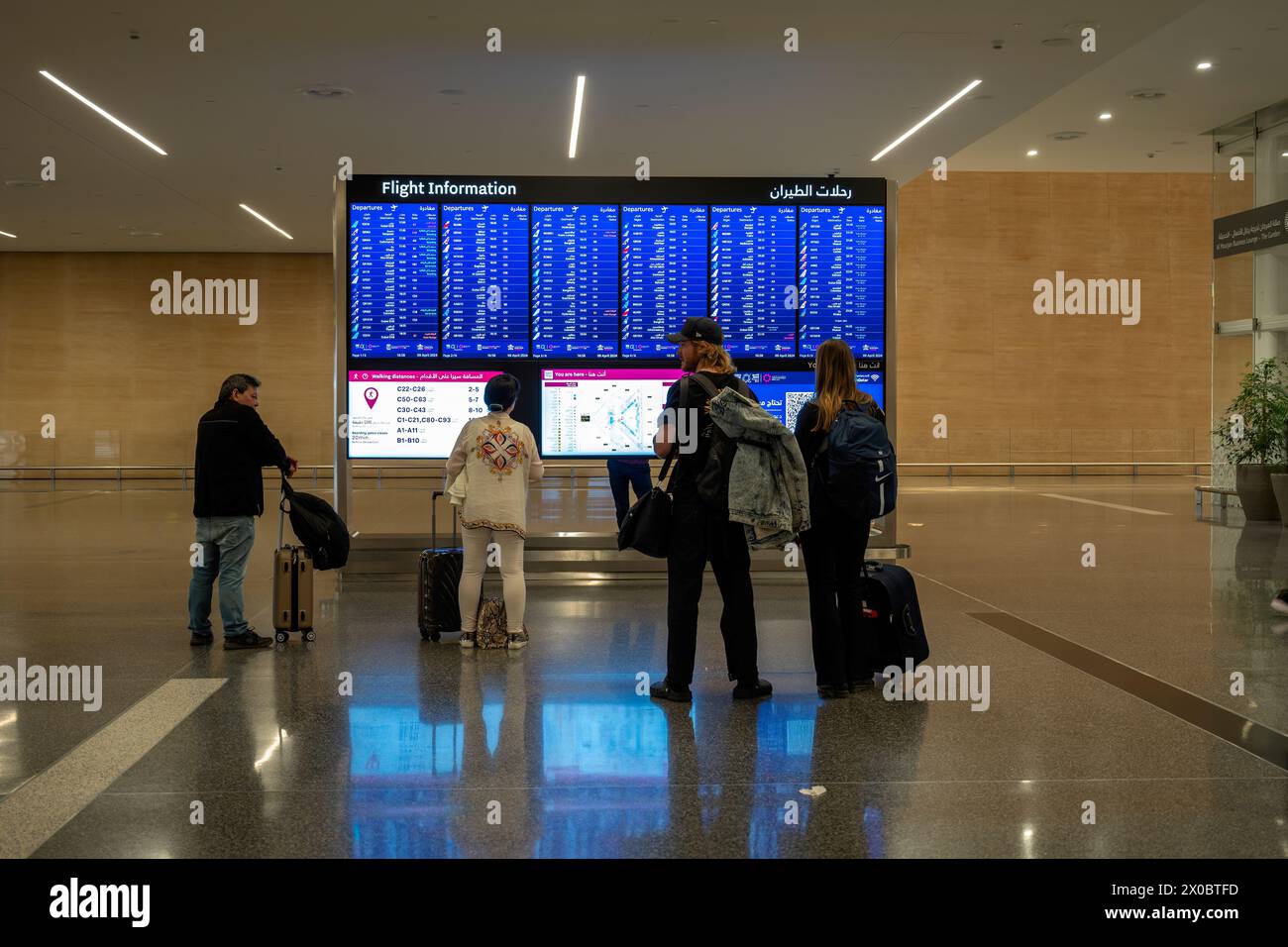 Sistema de visualización de información de vuelo en el salón Orchard del Aeropuerto Internacional de Hamad Foto de stock