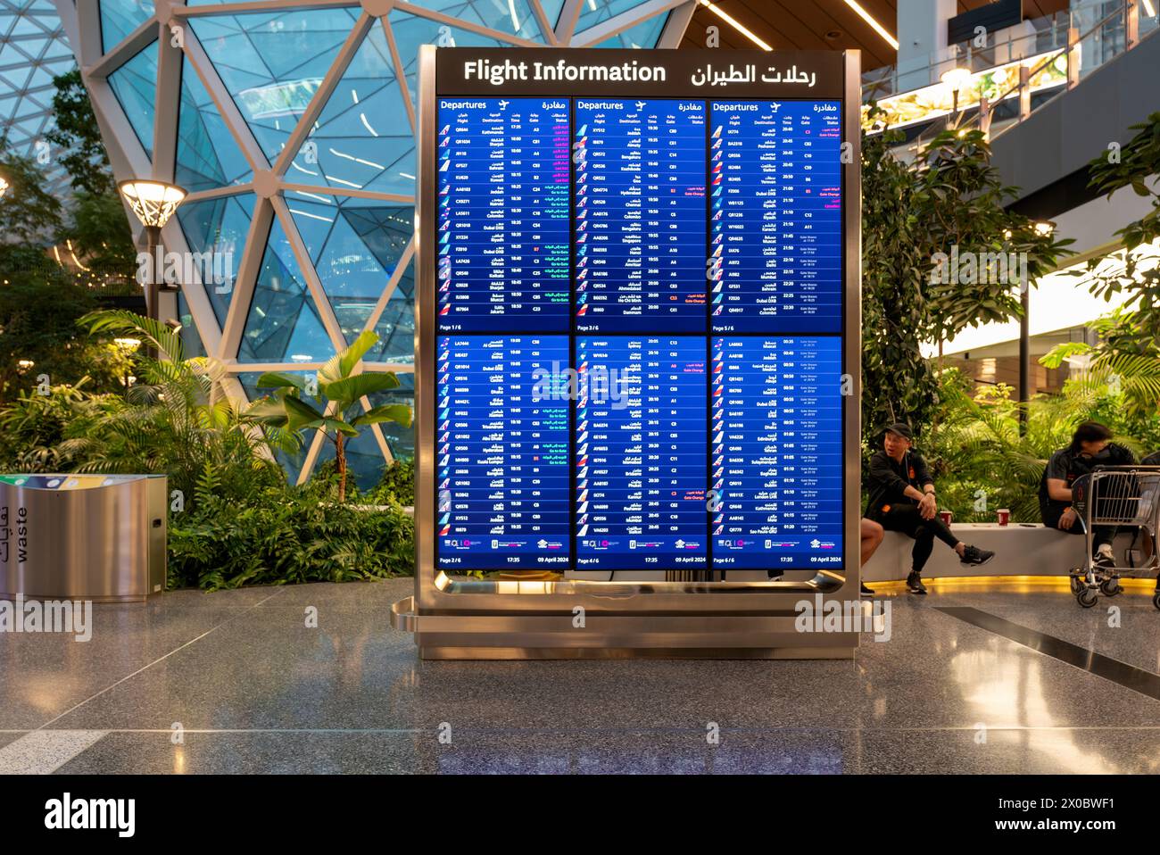 Sistema de visualización de información de vuelo en el salón Orchard del Aeropuerto Internacional de Hamad Foto de stock
