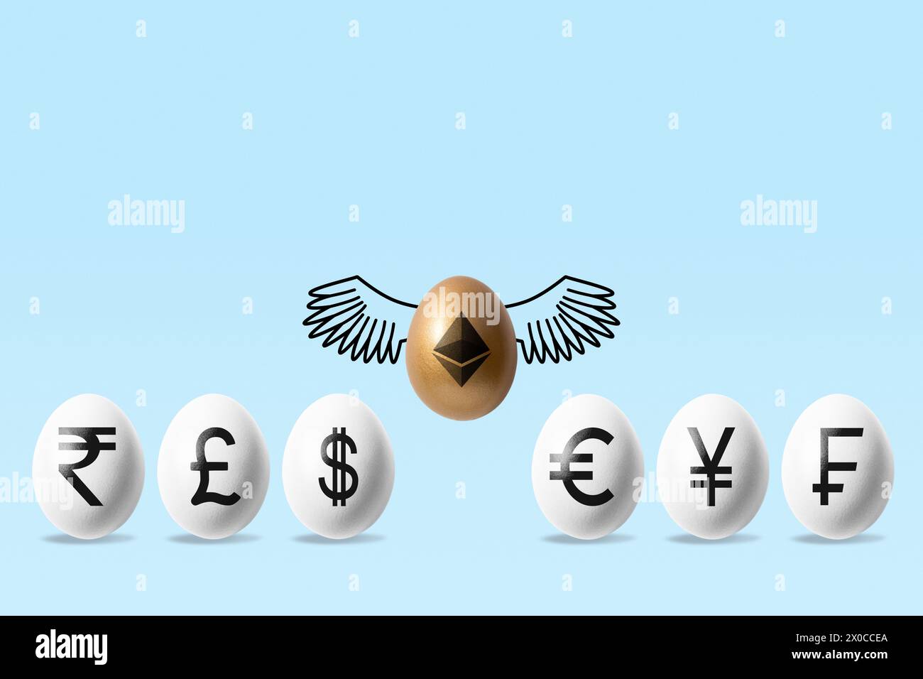 Concepto de inversión mínima. Huevo de oro con un signo de ethereum volando sobre huevos blancos con signos de moneda sobre fondo azul. Foto de stock
