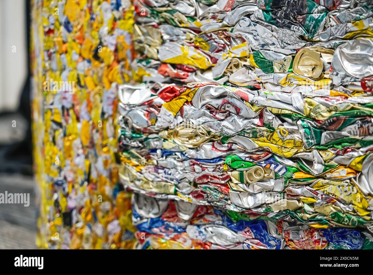 Latas de aluminio prensadas en balas grandes y pesadas. Reciclaje y limpieza del medio ambiente de los residuos domésticos. Metal de la basura. Foto de stock