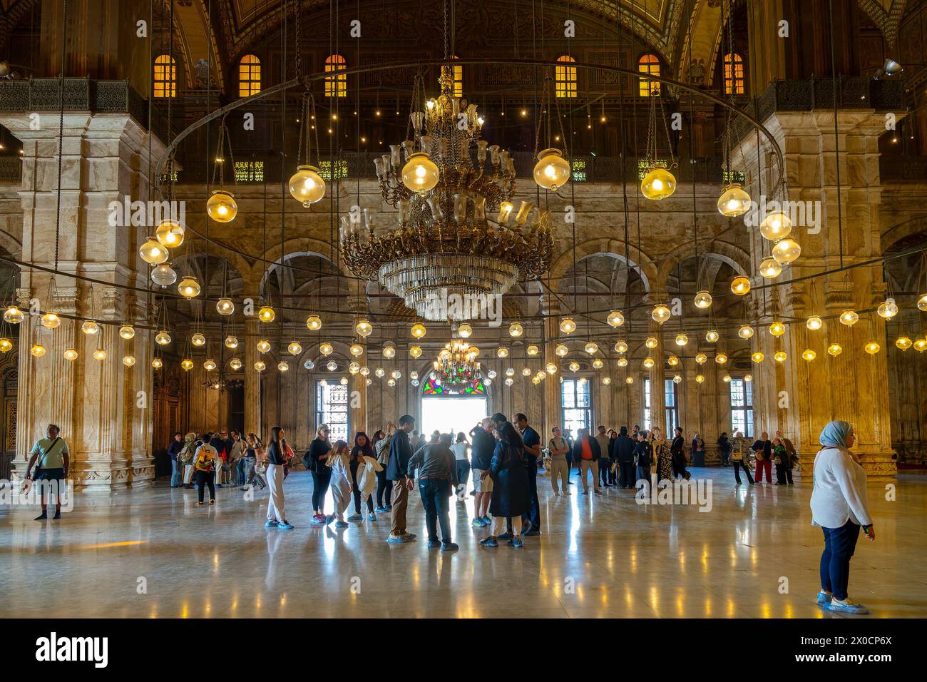 Personas que visitan el interior de la mezquita Muhammad Ali (o mezquita de Alabastro) en la ciudadela de El Cairo, Egipto Foto de stock