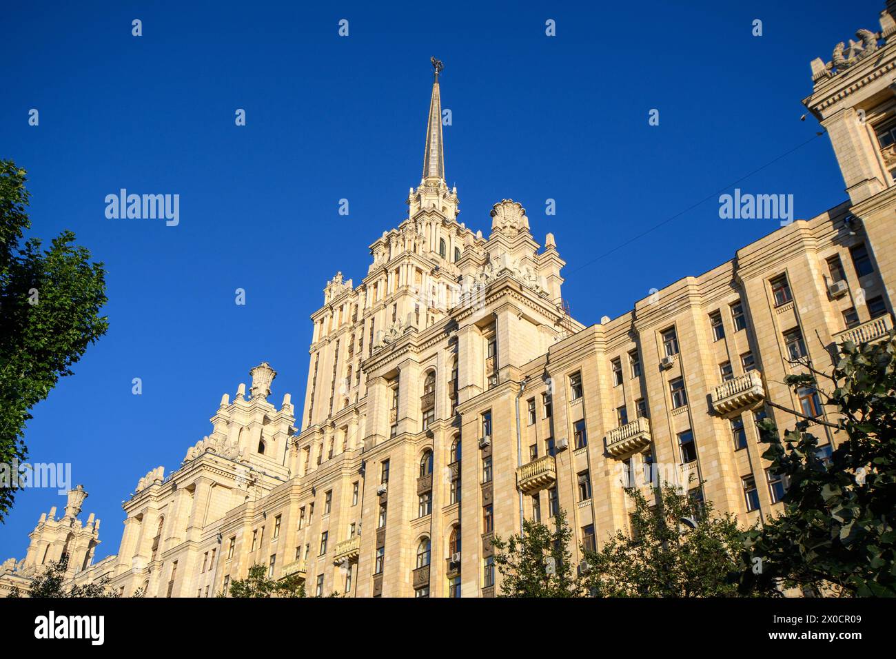 Moscú, Rusia - 15 Ago 2017: La icónica arquitectura disfruta de la luz del sol de la hora dorada, mostrando una mezcla de historia y arte contra el fondo Foto de stock