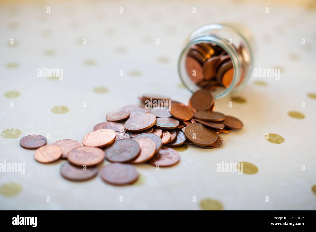 tarro de penny, ahorros, concepto, costo de vida, centavos, centavo, coinc, dificultades, pobreza, peniques, dos peniques, cobre coinc, desparaciones, Foto de stock