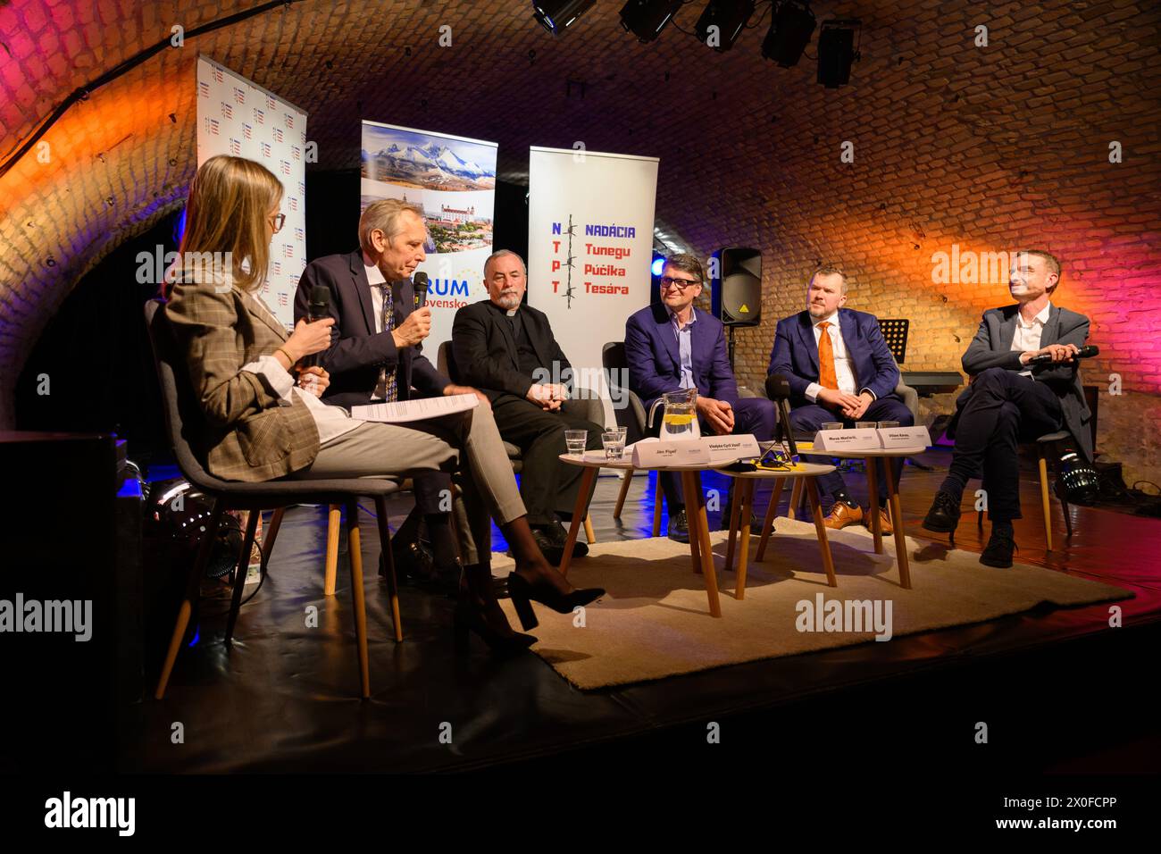 Discusión y presentación del libro 'El matrimonio en la Constitución de la República Eslovaca', de autoría de Ján Figeľ. Foto de stock