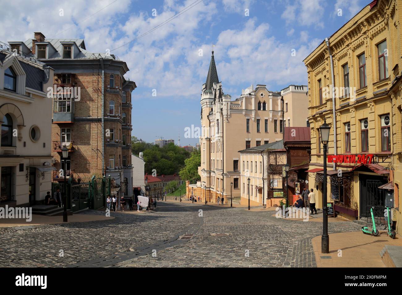 No exclusivo: KIEV, UCRANIA - 11 DE ABRIL de 2024 - El edificio (C) construido a principios del siglo XX en el estilo gótico inglés, apodado por los lugareños en h Foto de stock