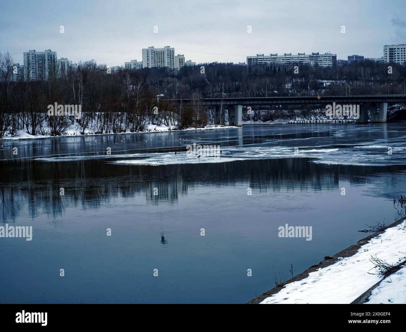 Terraplén del río Moscú a principios de primavera, mañana nublada Foto de stock