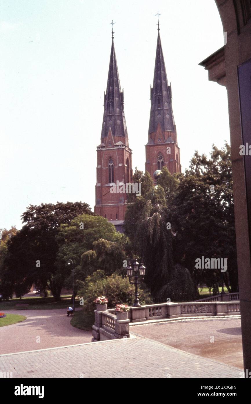 Vista desde la Universidad de Uppsala en la catedral. [traducción automática] Foto de stock
