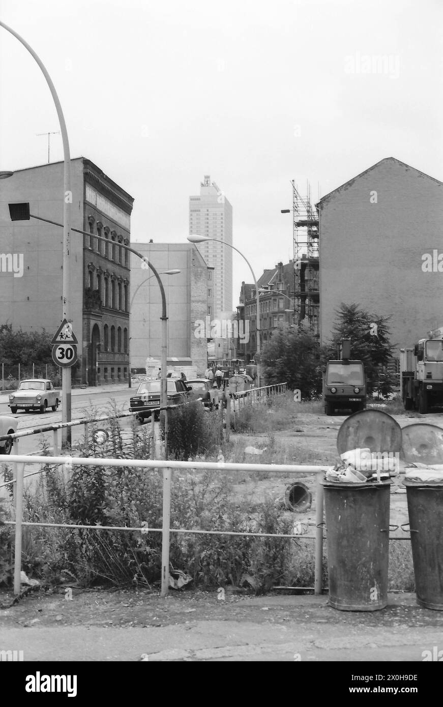 Vista a través de un estacionamiento a Weinmeisterstraße y los edificios altos detrás de él en Berlín. [traducción automatizada] Foto de stock