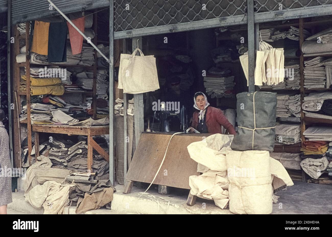 Costurera en el barrio debajo de la Acrópolis esperando clientes [traducción automatizada] Foto de stock