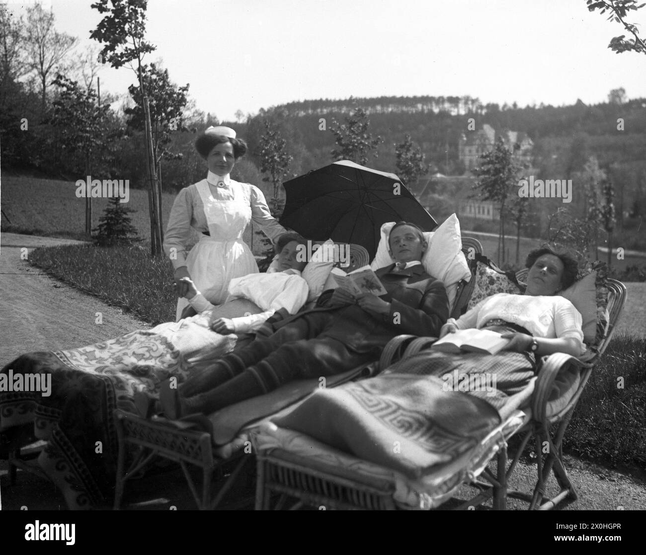 Una familia durante una estancia en el centro de salud Suelzhayn en 1915. Foto de stock