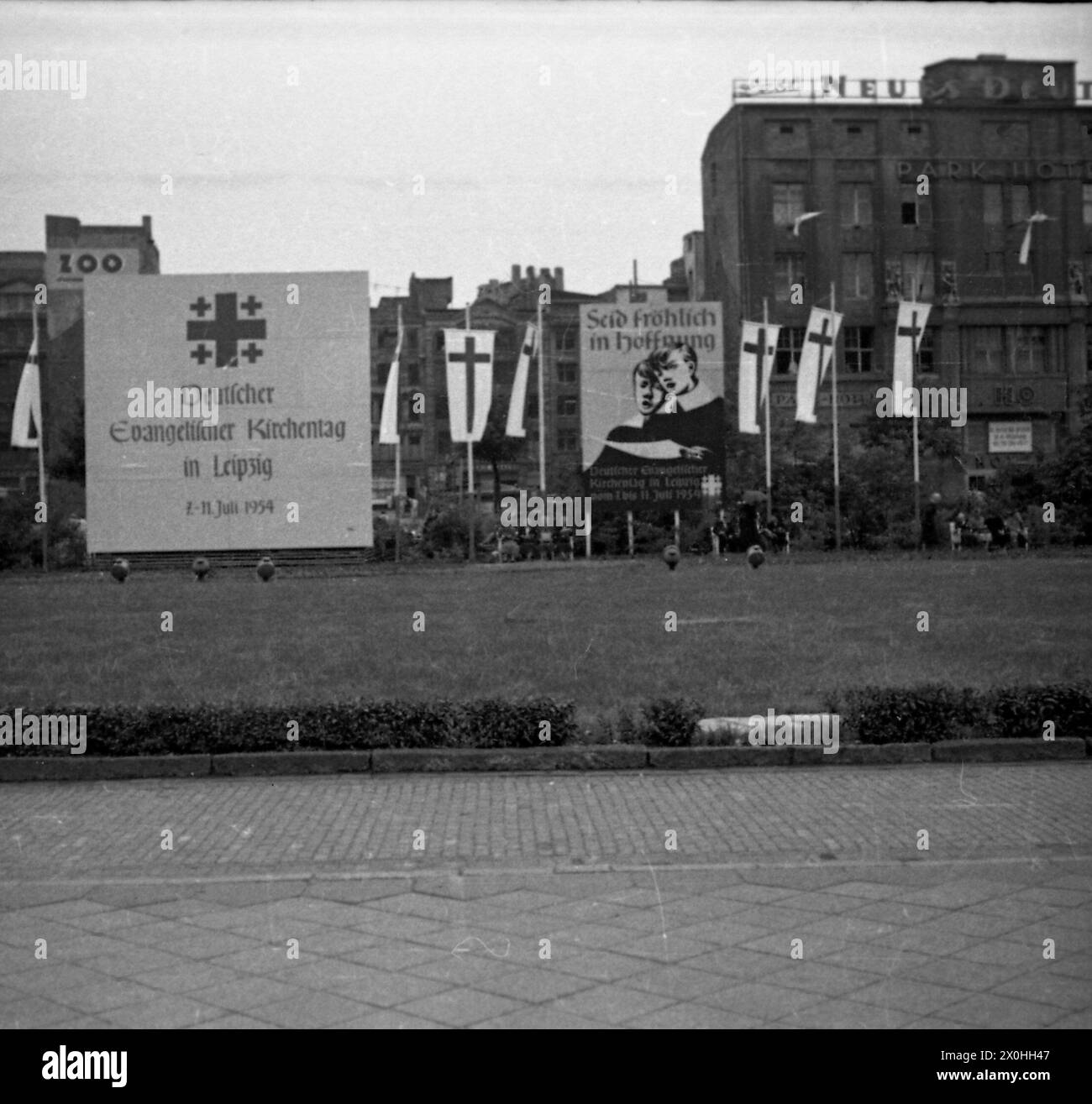 Plakate auf einem Platz en Leipzig während des evangelischen Kirchtentages. (Aufnahmedatum: 07.07.1954-11.07.1954) Foto de stock