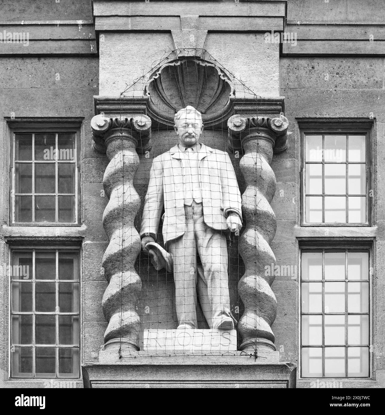 Estatua de Cecil Rhodes en una pared exterior de Oriel College, Universidad de Oxford, Inglaterra. Foto de stock